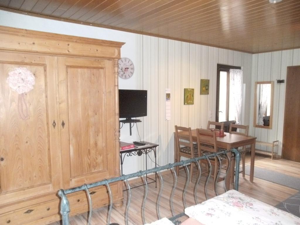 Pension Waldfrieden Maring-Noviand Ruang foto